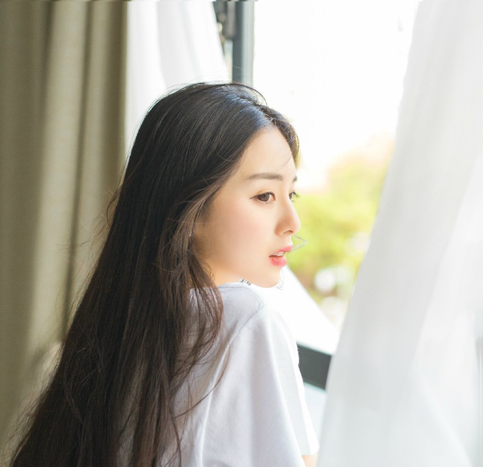 如果知道这些人的想法，估计庞统等人会直翻白眼，江湖上号称三绝的邓展就是被这么个孩子给弄死的，年纪虽然不大，但眼界可不低，吕布对吕征的培养可不仅仅是死读书那么简单，长安城到洛阳，大小衙门这小子都窜遍了，而且每年吕布都会带着吕征去趟塞外，见识一番真正的厮杀，无论是治理地方的实践能力，还是对部队的统帅指挥，扔给他一个县城，未必就比庞统这些牛人做的差，而且是军政皆通的那种。